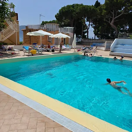 Chris House Mondello Daire *